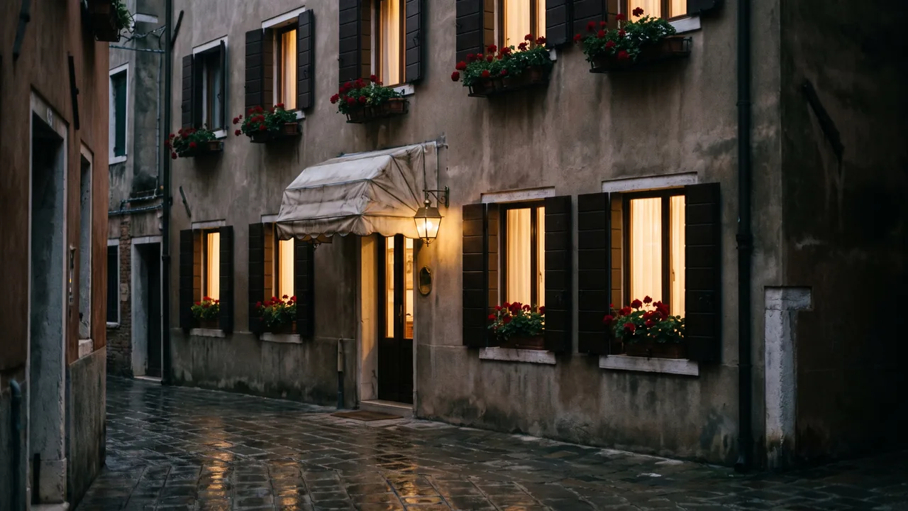 Kleines Hotel am Abend in einer Altstadtgasse, alle Fenster warm erleuchtet